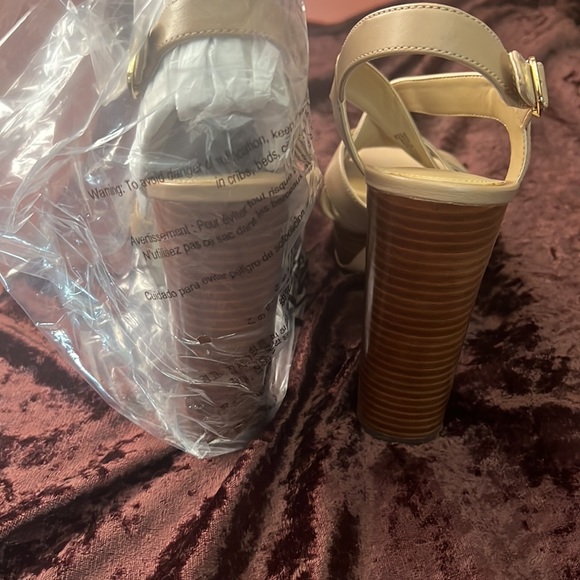 Michael Kors Audrina Platform - Picture 2 of 3